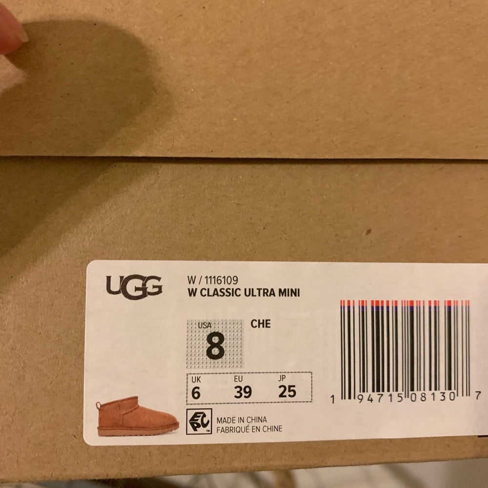 New in box Ultra Mini Uggs Chestnut Sz 8